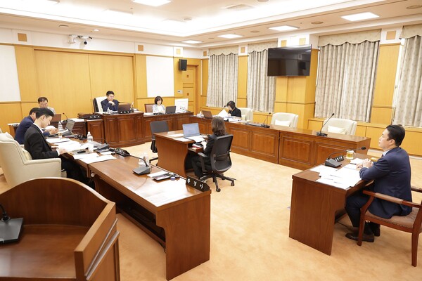 대전시의회 행정자치위원회가 제290회 임시회 제1차 회의를 진행하고 있다./사진제공=대전시의회