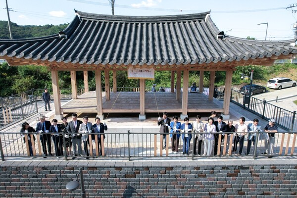 세종시는 10일 장군면 금암리(342-9번지)에 위치한 금벽정에서 성공적인 복원을 기념하며 준공식을 개최했다./사진제공=세종시청 관광진흥과