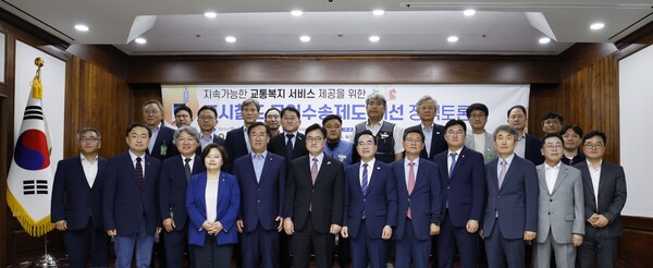 대전교통공사는 10일, 국회도서관에서 전국도시철도 운영기관 노사 대표공동 주관으로 우원식 국회의장(맨앞 가운데)을 비롯한 여ㆍ야 국회의원 19명 등이 함께 참여한 가운데 도시철도 무임수송제도 개선을 위한 정책토론회를 개최했다. 사진의 뒷줄 오른쪽에서 세 번째 연규양 대전교통공사사장, 뒷줄 오른쪽에서 두 번째 최향호 대전교통공사노동조합위원장/사진제공=대전교통공사