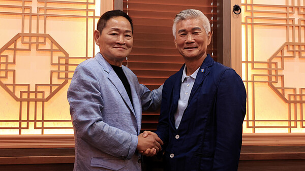 세종TV 황대혁 대표와 ATV 향우회 타임즈 이금련 회장이 12일 SJB세종TV 본사에서 업무협약을 맺었다.(왼쪽부터 황대혁 대표와 이금련 회장)/사진=경수진 기자