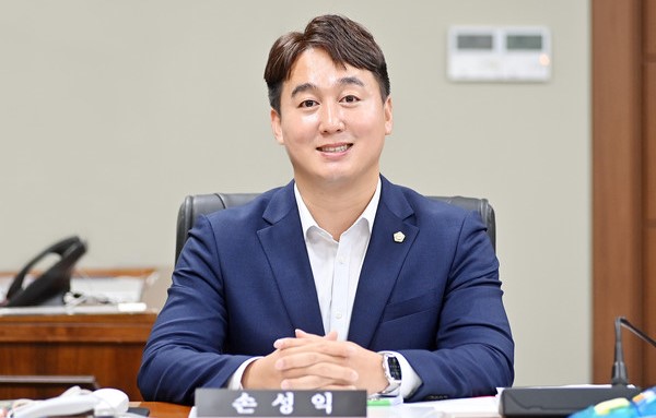 파주시 공공도서관은 파주시의회가 왜곡된 극우성향의 도서인 ‘리박스쿨’을 소장해 ‘열람·대출’을 하는 것은 국민들의 건전한 판단을 해치는 일이라며 퇴출을 요구한 데 대해 (도서관운영위)가 ‘사서제한’으로 결정했다. (사진=세종TVDB)