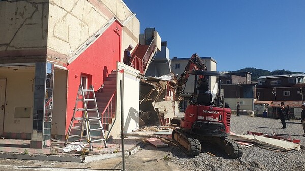 파주시는 ‘민선 8기, 1호 결재 사업’으로 시작한 법원읍 연풍리(용주골) 성매매집결지 내 위반건축물 82개동 중 그 동안 여러 과정을 거쳐 78개동을 철거하고, 현재 잔존건물 4동 대상으로 12차 행정대집행을 단행했다. (사진=파주시)