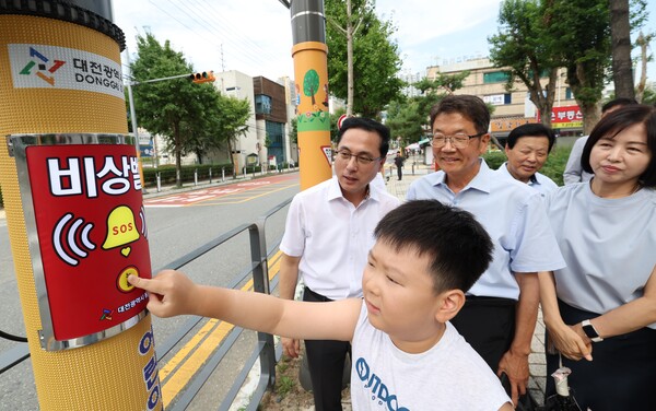 박희조 동구청장이 어린이보호구역 내 신규 안전시설 설치 현장을 점검하고 있다.(사진제공=대전 동구청)