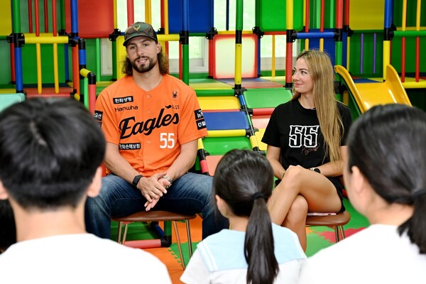 대전 중구는 지난 14일 한화이글스 ‘라이언 와이스’ 선수 부부가 아동양육시설인 ‘늘사랑아동센터’에 방문해 입소아동들과 특별한 시간을 함께했다고 밝혔다.