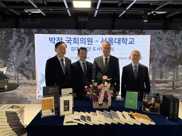 최근 정치권과 방송을 통해 왕성한 의정활동을 펼치고 있는 민주당 박정 의원이 이번엔 민주주의 평화와 통일을 희망하는 학도(學徒)들과 연구진들의 학술자료를 기증해 관심을 모으고 있다. (사진=박정 의원실)