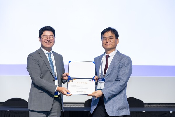 박재형 교수(우)가 ‘2025 대한심부전학회’ 우수 논문상을 수상하고 있다./사진제공=세종충남대병원