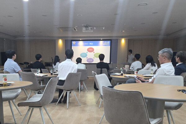 지난달 31일 한밭제일복지재단에서 진행된 ‘마음동행’ 사전교육 모습/사진제공=유성구청