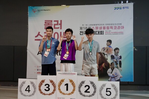 세종시장애인체육회 기업연계 배선후 선수가 지난 15일 제18회 스페셜올림픽코리아 전국하계대회의 롤러스케이트 종목에서 은메달 1개, 동메달 1개를 획득했다.(오른쪽 첫번째, 배선후 선수 메달 시상식)/사진제공=세종시 체육진흥과