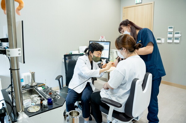 파주시는 오는 22일부터 내년 4월 30일까지 관내 생후 6개월 이상 13세 이하 어린이와 임신부, 65세 이상 어르신들을 대상으로 ‘독감과 코로나19’ 예방 접종을 시작한다. (사진=파주시)