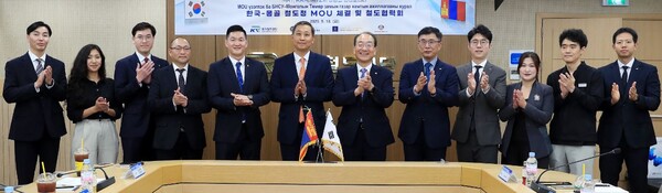 이성해 국가철도공단 이사장(오른쪽 여섯 번째)과 아르토르 빔 바요(ARTUR BYAMBA-YU) 몽골 철도청장(왼쪽 여섯 번째)이 18일 철도 분야 협력 양해각서(MOU)를 체결한 후 관계자들과 함께 기념촬영을 하고 있다./사진제공=국가철도공단