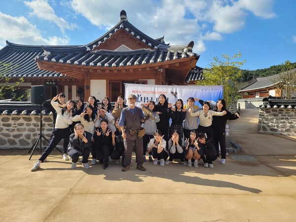 유교전통의례관 '매사냥 체험' 참여자들이 기념촬영 하고 있다./사진제공=대전문화재단