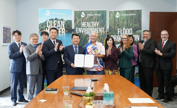 한국수자원공사가 밸리 워터(Santa Clara Valley Water District)와 디지털트윈 물관리 시스템 구축을 위한 기본협약을 체결하며 기념촬영 하고 있다./사진제공=한국수자원공사