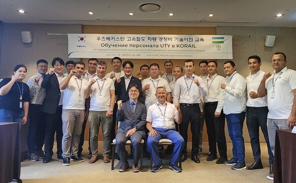 ‘고속차량 정비 기술이전 교육’ 진행 기념촬영 모습/사진제공=코레일