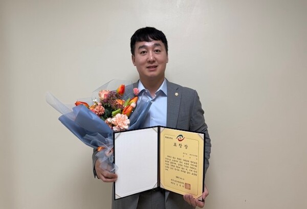 파주시의회 손성익 의원이 김동명 한국노동조합총연맹 위원장으로부터 노동자의 권익 신장 및 산업안전 증진에 기여한 공로로 표창장을 받았다. (사진=파주시의회)