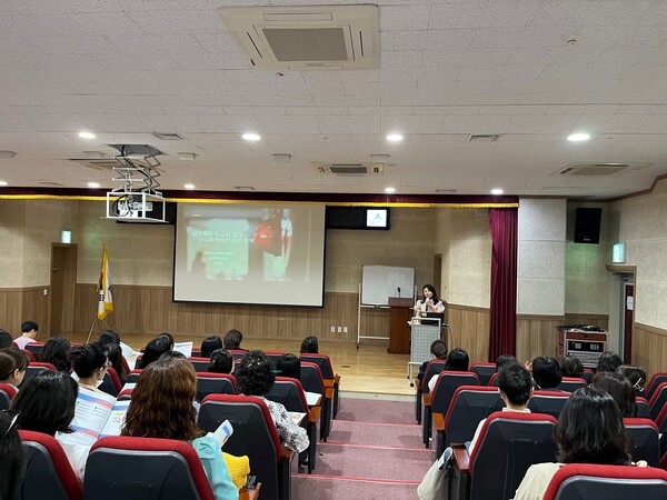 세종충남대병원 김민지 교수가 아나필락시스 대처법 강연을 하고 있다./사진제공=세종충남대병원