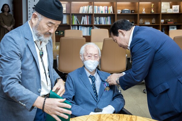 지난 22일, 최민호 세종시장이 시장 집무실에서 임창수 옹에게 배지를 달아주고 있는 모습/사진제공=세종시 복지정책과