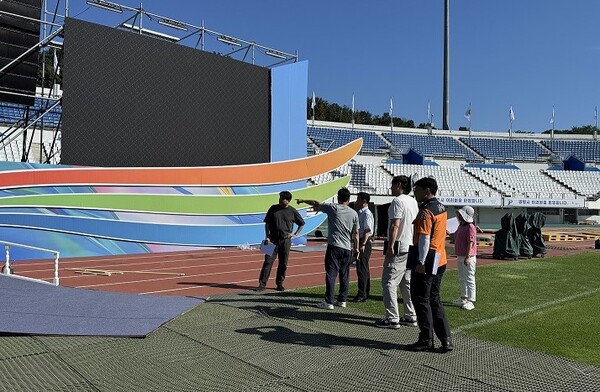 파주시는 오는 26일부터 28일까지 사흘 간 파주시 일원에서 개최되는 ‘제36회 경기도생활체육대축전’을 앞두고 선수들과 관람객들의 안전을 위해 주요 경기장과 개회식장 등에 대한 안전 점검에 만전을 기하고 있다. (사진=파주시)