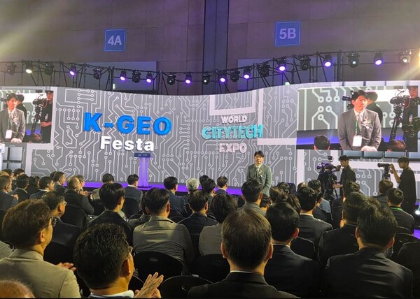 24일 고양 킨텍스에서 개최된 ‘2025 K-GEO Festa’ 개막식 행사에 참석하고 있는손훈 국가철도공단 철도혁신연구원장(가운데) 모습/사진제공=국가철도공단