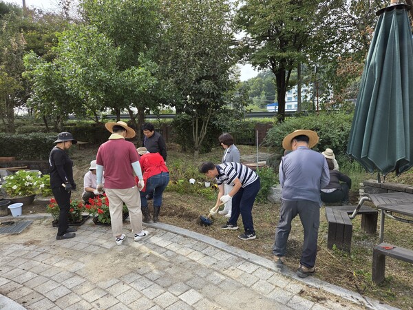 화훼산업연구회 꽃심기 봉사활동/사진제공=세종시 농업기술센터