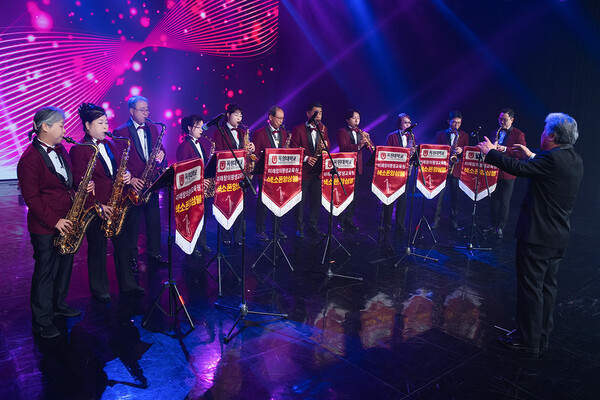 경기 파주시 엠파이브 방송센타에서 열린 ‘제8회 엘프 색소폰 콘테스트’ 본선 무대에서 목원대 미래창의평생교육원 색소폰 앙상블팀이 색소폰을 연주하고 있다./사진제공=목원대