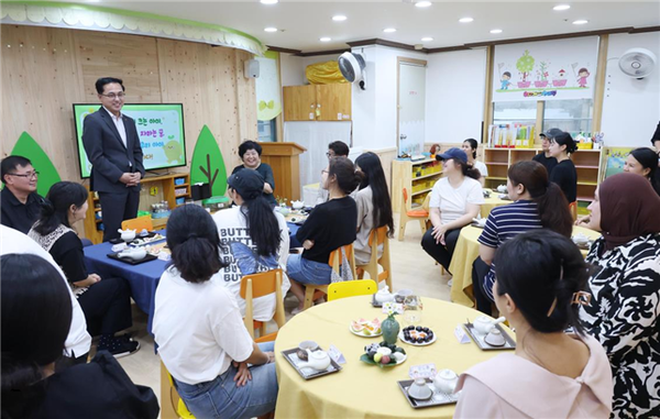 박희조 동구청장이 무지개어린이집에서 목조화 사업 준공식에 참여하고 있다./사진제공=대전 동구청