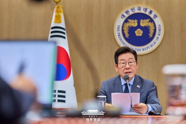 이재명 대통령은 29일 스위스와 폴란드·캐나다·덴마크·싱가포르 등 7개국 정상들이 보낸 주한 대사 내정자들에게 신임장을 받은 뒤, 환담했다. (사진=대통령실)