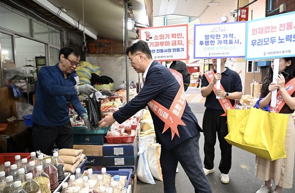 김제선 대전 중구청장이 추석 명절을 맞아 29일 중구 내 전통시장에 방문했다./사진제공=대전중구청