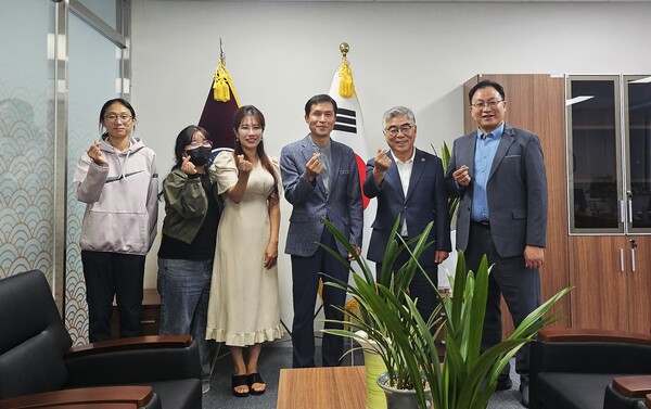 충남도의회 ‘다문화 학생 교육 및 학업중도포기 문제에 관한 연구모임’이 교육현장을 방문한 모습/사진제공=충남도의회