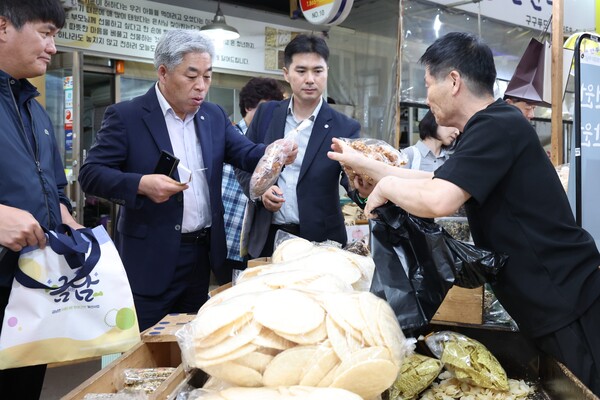 2일, 세종전통시장을 방문한 천범산 교육감 권한대행과 직원들이 명절 준비에 필요한 물품을 구매하고 있다.