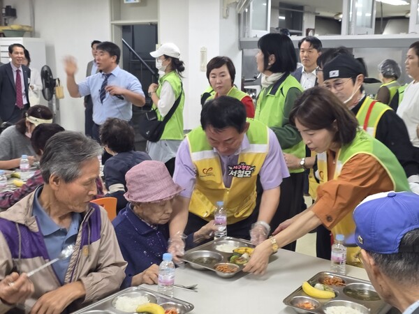 지난 1일 대전 서구 노인복지관에서 진행된 사랑의 밥차 현장/사진제공=대전서구청