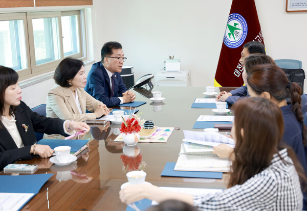 조원휘 대전시의장이 학교급식 파행 해결을 위한 논의를 진행하고 있다./사진제공=대전시의회