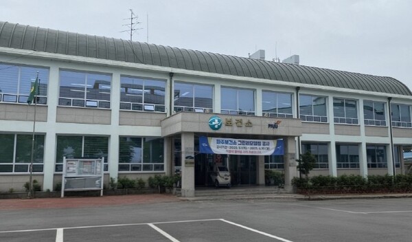 파주시는 관내 보건소와 보건센터 등 보건지소·진료소에서 13일부터 의료취약계층을 대상으로 한 무료 독감 예방접종을 실시한다. /파주보건소 전경. (사진=세종TV DB)