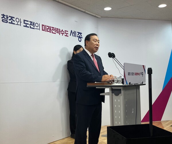 최민호 세종시장이 13일 세종시청 정음실에서 세종한글축제 및 한글 프레 비엔날레 성과 보고를 하고 있다.