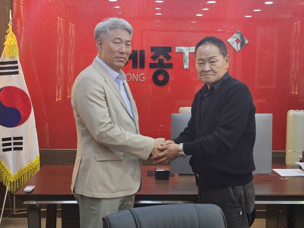 황대혁 세종TV 대표(우)와 사회복지법인 남향복지재단 산하 법인 남향에스티의 이보헌 영업본부장이 업무협약 후 기념촬영 하고 있다./세종TV=최정현 기자