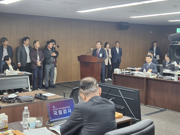 최민호 세종시장이 국회 행정안전위원회의 세종시청 대한 국정감사에 임하고 있다./세종TV=최정현 기자