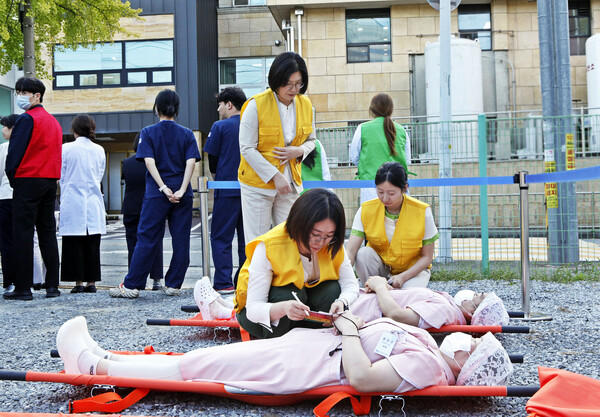 대전성모병원과 대전동부소방서가 합동소방훈련을 실시하고 있다./사진제공=대전성모병원