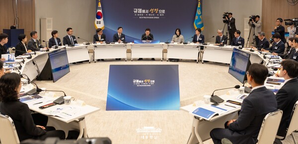 이재명 대통령이 취임 이후 처음으로 국정 운영에 대한 조사에서 '잘 못하고 있다'는 평가를 받아 ‘10·15 부동산 대책’이 원인인 것으로 풀이돼 귀추가 주목된다. (사진=대통령실)