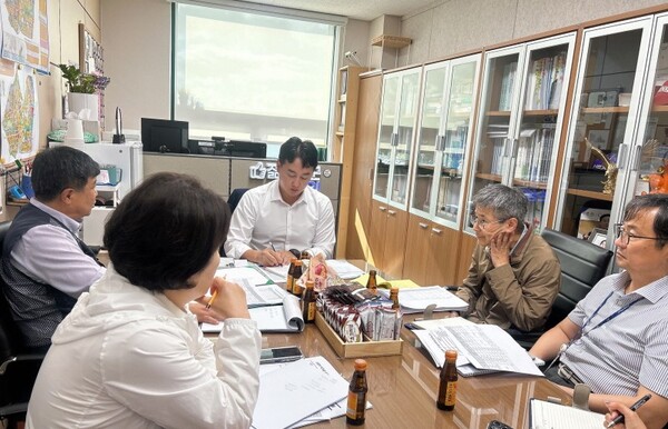 손성익 파주시의회 의원이 운행이 중단될 위기에 놓인 시내버스 운수종사자들의 체불 임금 지급을 중재해 해결하고 나서 이목을 집중시키고 있다. (사진=파주시의회)