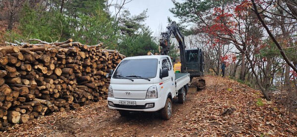 세종시, 사랑의 땔감 나눔을 위해 부산물을 싣고 있는 모습/사진제공=세종시 산림자원