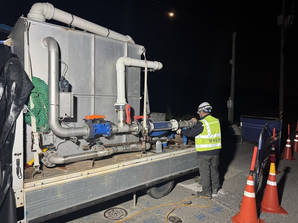 부강면 일대에서 노후 상수도 관세척을 진행하고 있다./사진제공=세종시 상하수도사업소