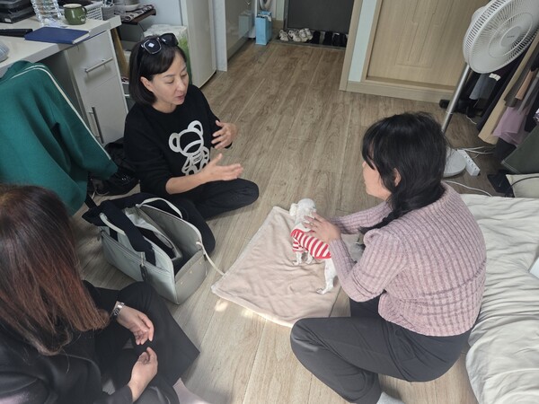 반려견 통해 고독사 위험군 마음을 치유하는 모습/사진제공=대전 유성구청