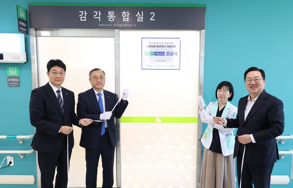 현판 제막식 기념촬영 모습. 왼쪽부터 최승인 초록우산 대전지역본부장, 양승한 한수원중앙연구원 기획관리실장, 양신승 공공어린이재활병원장, 이장우 대전시장/사진제공=대전시청