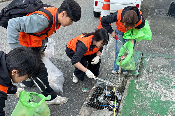목원대 사회복지학과 학생들이 플로깅을 진행하고 있다./사진제공=목원대