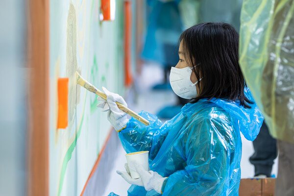 ‘가족과 함께하는 벽화 그리기’ 임직원 봉사활동 진행 모습/사진제공=한국타이어