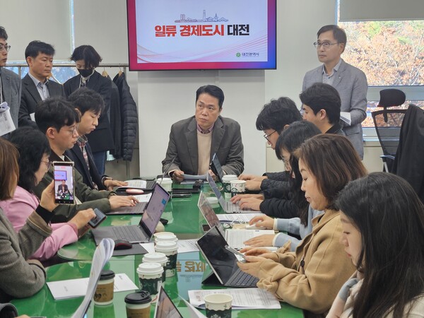 한치흠 대전시 기획조정실장이 내년도 예산 편성안에 대해 설명하고 있다./세종TV=최정현 기자