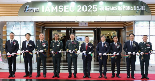 ‘국제 육군 M&S 학술 컨퍼런스 및 전시회(IAMSEC) 2025’ 개최 기념촬영 모습/사진제공=대전시청