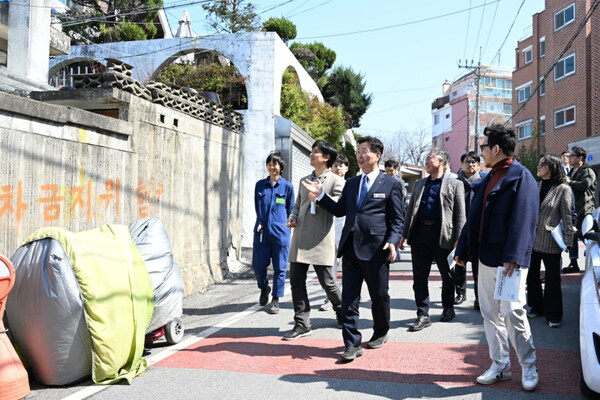 김제선 중구청장이 주민과 메이커가 함께 짓는 ‘로컬 메이커스 페이스’ 사업지를 둘러보고 있다./사진제공=대전 중구청