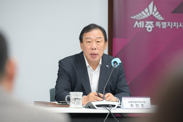 최민호 세종시장이 확대간부회의를 주재하고 있다./사진제공=세종시청