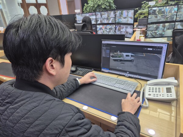 금산군 관제 요원이 인공지능 영상분석 솔루션을 활용해 관련 업무를 하고 있다./사진=금산 군민안전과
