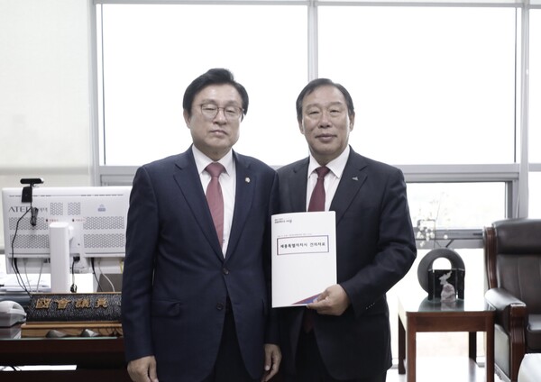 왼쪽부터 박형수 예산결산특별위 국민의힘 간사, 최민호 시장/사진=세종특별자치시